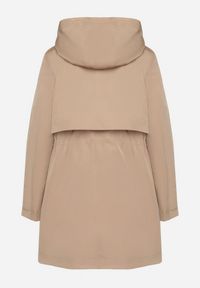 Born2be - Ciemnobeżowa Kurtka w Stylu Parki z Odpinanym Kapturem i Ozdobną Podszewką Ismerife. Okazja: na co dzień, na spacer. Kolor: beżowy. Styl: casual #2