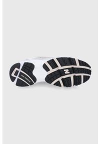 New Balance Buty kolor srebrny. Nosek buta: okrągły. Zapięcie: sznurówki. Kolor: srebrny. Materiał: guma #2
