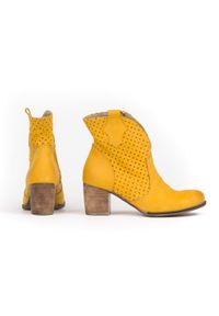Zapato - ażurowe botki na słupku - skóra naturalna - model 502 - kolor żółty. Kolor: żółty. Materiał: skóra. Wzór: ażurowy. Obcas: na słupku