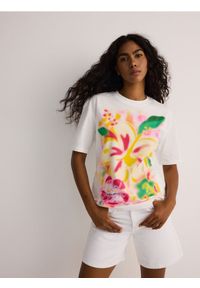 Reserved - T-shirt z nadrukiem - biały. Kolor: biały. Materiał: bawełna. Wzór: nadruk