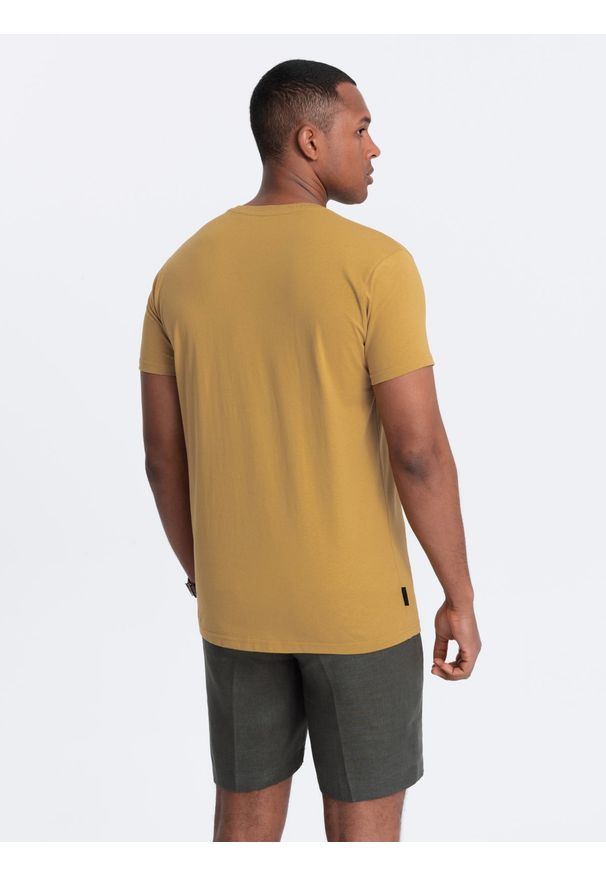 Ombre Clothing - Klasyczna męska bawełniana koszulka z dekoltem w serek BASIC – musztardowa V8. Typ kołnierza: dekolt w serek. Kolor: żółty. Materiał: bawełna. Wzór: ze splotem, jednolity. Styl: klasyczny