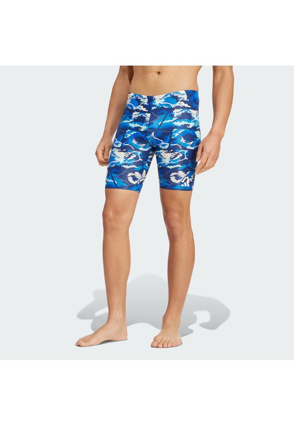 Adidas - Bokserki Waves Graphic Swim. Kolor: niebieski. Materiał: materiał. Długość: krótkie. Wzór: kolorowy. Sezon: lato. Sport: pływanie