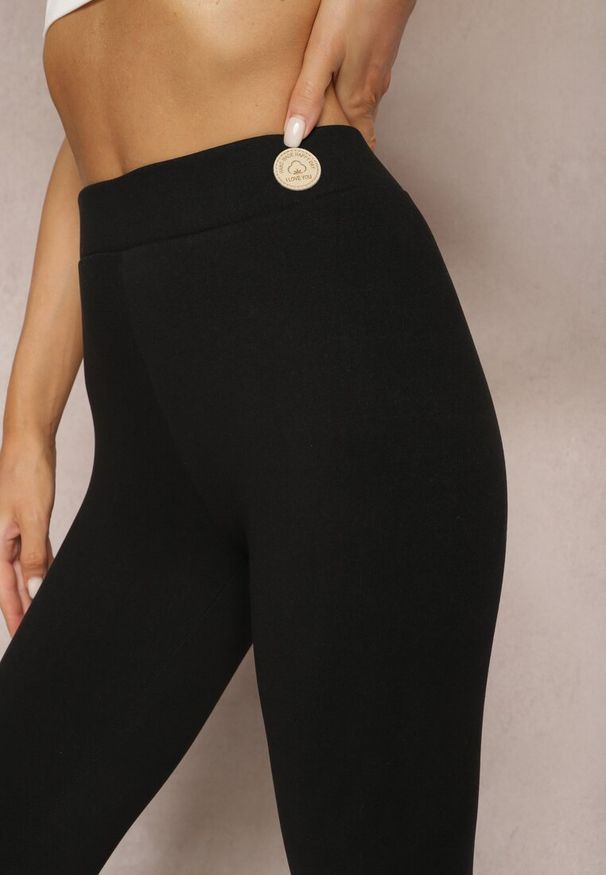 Renee - Czarne Bawełniane Legginsy Ocieplane z Naszywką Malonna. Stan: podwyższony. Kolor: czarny. Materiał: bawełna. Wzór: aplikacja