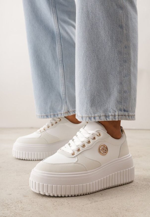 Renee - Białe Chunky Sneakersy VICES z Aplikacją na Platformie ze Żłobieniami Ilunatesa. Kolor: biały. Materiał: jeans. Wzór: aplikacja. Obcas: na platformie
