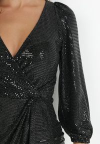 Born2be - Czarna Sukienka Kopertowa z Cekinami adicy. Kolor: czarny. Długość rękawa: długi rękaw. Typ sukienki: kopertowe. Długość: midi #4