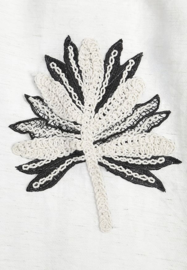 Renee - Biała Sukienka Boho z Dodatkiem Lnu o Rozkloszowanym Kroju z Frędzlami i Falbaną Ocaline. Kolor: biały. Materiał: len. Długość rękawa: na ramiączkach. Wzór: aplikacja. Sezon: lato. Typ sukienki: proste, rozkloszowane. Styl: boho