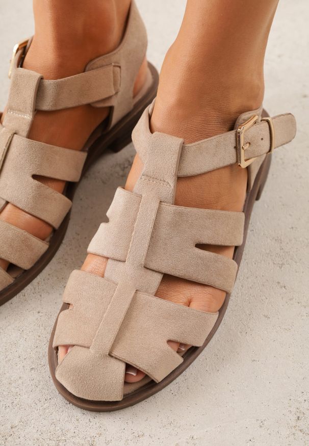 Born2be - Ciemnobeżowe Sandały Gladiatorki z Zapięciem na Klamerkę Chisttema. Okazja: na spacer, na co dzień. Kolor: beżowy. Materiał: jeans. Wzór: ażurowy. Obcas: na płaskiej podeszwie. Styl: casual, klasyczny
