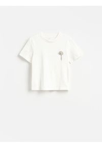 Reserved - T-shirt z broszką - biały. Kolor: biały. Materiał: bawełna, dzianina #1