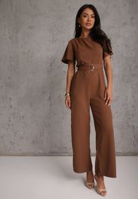 Renee - Brązowy Kombinezon VICES Ozdobiony Paskiem i Klamrą o Nieregularnym Kształcie Metilaeno. Kolor: brązowy. Wzór: aplikacja #1