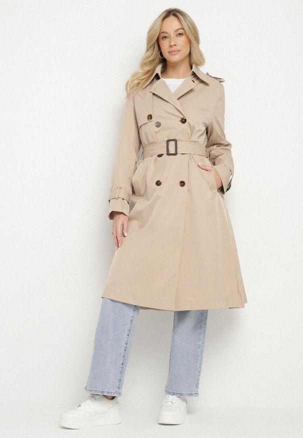 Born2be - Beżowy Płaszcz Trencz Dwurzędowy z Plisami z Tyłu i Materiałowym Paskiem Hellie. Kolor: beżowy. Materiał: materiał. Styl: elegancki