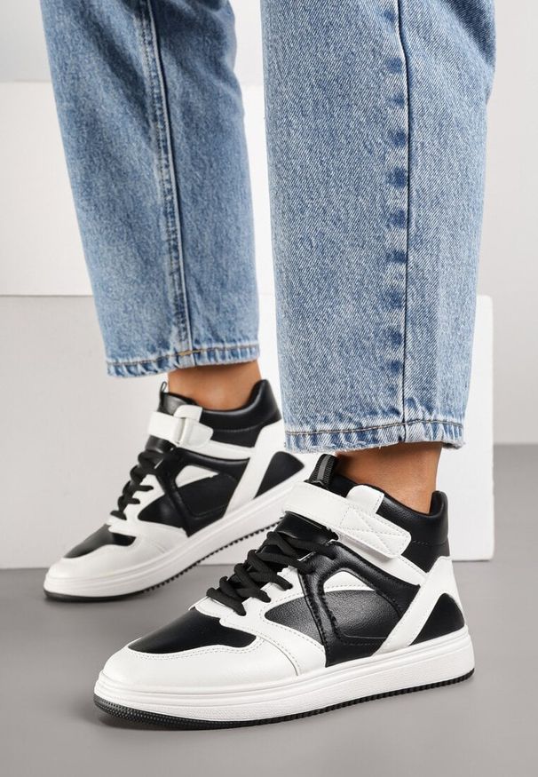 Born2be - Czarno-Białe Sneakersy za Kostkę Olivarre. Okazja: na co dzień, na spacer. Wysokość cholewki: za kostkę. Zapięcie: rzepy. Kolor: czarny. Materiał: jeans, skóra. Sport: turystyka piesza