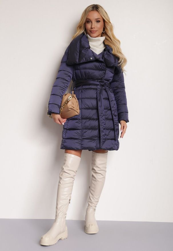 Renee - Granatowa Kurtka Dagiel. Typ kołnierza: bez kaptura. Kolor: niebieski. Długość rękawa: długi rękaw. Długość: długie. Wzór: aplikacja. Sezon: zima. Styl: elegancki