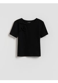 Reserved - Prążkowana bluzka z kokardkami - czarny. Typ kołnierza: kokarda. Kolor: czarny. Materiał: prążkowany #1