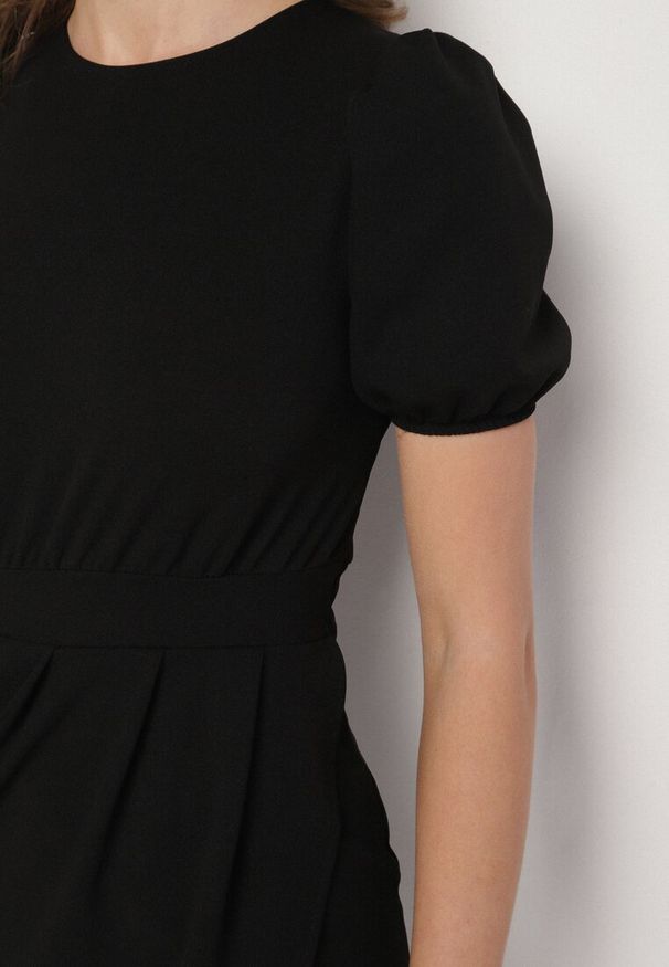 Born2be - Czarna Dopasowana Sukienka Ozdobiona Marszczeniem Iffovia. Okazja: na imprezę. Kolor: czarny. Wzór: aplikacja. Styl: elegancki, klasyczny