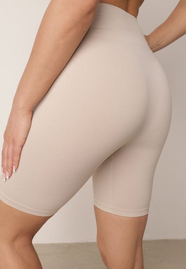 Born2be - Beżowe Szorty Kolarki z Wysokim Stanem o Modelującym Fasonie Kimolodia. Okazja: na co dzień. Stan: podwyższony. Kolor: beżowy. Styl: casual