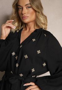 Renee - Czarna Sukienka z Wiskozy Oversize Ozdobiona Haftem Venalari. Okazja: na co dzień, na spacer. Kolor: czarny. Materiał: wiskoza. Wzór: aplikacja, haft. Sezon: lato, wiosna. Typ sukienki: oversize. Styl: klasyczny, elegancki, casual #3