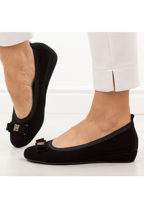 Czarne zamszowe skórzane Polskie baleriny damskie Prestige 2236. Okazja: na co dzień. Nosek buta: okrągły. Kolor: czarny. Materiał: zamsz, skóra. Szerokość cholewki: normalna. Sezon: wiosna, jesień, lato. Obcas: na koturnie. Styl: casual, elegancki, klasyczny, wizytowy