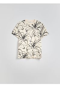 Reserved - T-shirt regular z nadrukiem allover - złamana biel. Materiał: bawełna, dzianina. Wzór: nadruk