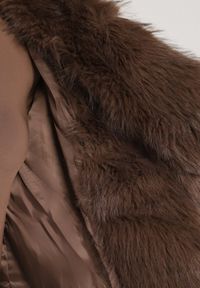 Born2be - Brązowa Kurtka Futerko o Dwurzędowym Kroju Oversize Nevisa. Okazja: na spotkanie biznesowe, do pracy. Kolor: brązowy. Materiał: futro. Sezon: zima, jesień. Styl: biznesowy #3