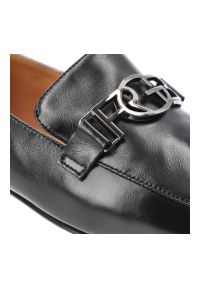 Półbuty damskie S.Barski, cholewka skóra naturalna licowa wsuwany fason metalowa ozdoba z przodu niski stabilny obcas zaokrąglono kwadratowy nosek kl. Okazja: na spotkanie biznesowe. Kolor: czarny. Materiał: skóra. Szerokość cholewki: normalna. Wzór: aplikacja. Obcas: na obcasie. Styl: biznesowy, elegancki, klasyczny. Wysokość obcasa: niski #6