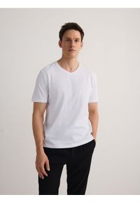 Reserved - T-shirt slim z dekoltem V - biały. Kolor: biały. Materiał: dzianina, bawełna