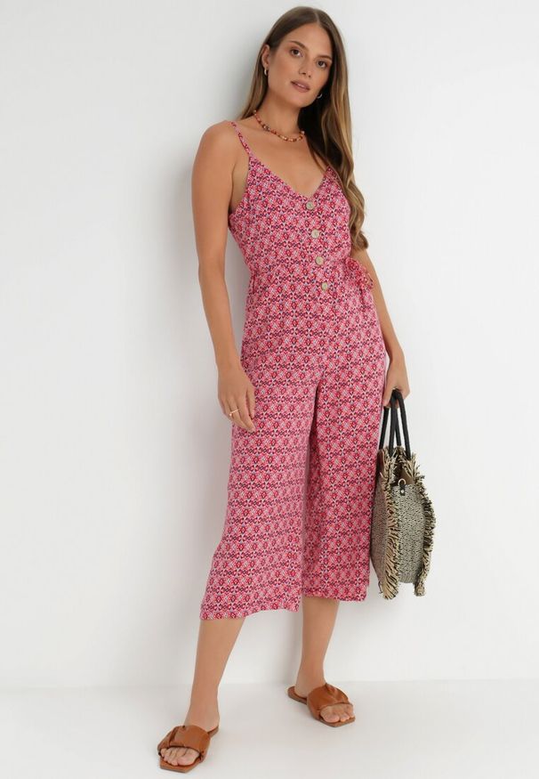 Born2be - Fuksjowy Kombinezon Siffo. Kolor: różowy. Materiał: materiał. Długość rękawa: na ramiączkach. Wzór: kolorowy, jednolity, aplikacja. Sezon: lato