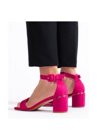 Shelvt Zamszowe fuksjowe sandały na słupku różowe. Kolor: różowy. Materiał: zamsz. Obcas: na słupku