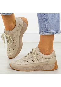 Beżowe ażurowe skórzane półbuty damskie Sergio Leone sp013. Okazja: na co dzień, na spotkanie biznesowe, do pracy. Kolor: beżowy. Materiał: skóra. Szerokość cholewki: normalna. Wzór: ażurowy. Sezon: wiosna, jesień, lato. Styl: casual, biznesowy, elegancki, klasyczny #1