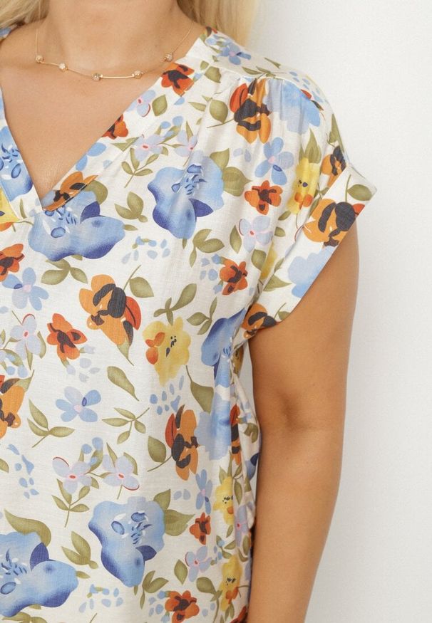 Born2be - Niebieska Bluzka w Kwiaty z Dekoltem V z Wiskozą Odalisa. Okazja: na co dzień. Kolekcja: plus size. Kolor: niebieski. Materiał: wiskoza. Wzór: kwiaty. Sezon: wiosna, lato. Styl: elegancki, casual