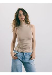 Reserved - Dopasowany top - beżowy. Kolor: beżowy. Materiał: wiskoza, dzianina