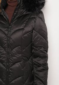 Born2be - Czarna Kurtka Pikowana z Kapturem z Futrem i Szerokimi Ściągaczami Innia. Okazja: na co dzień, na spacer. Typ kołnierza: kaptur. Kolor: czarny. Materiał: futro. Styl: casual, elegancki #2