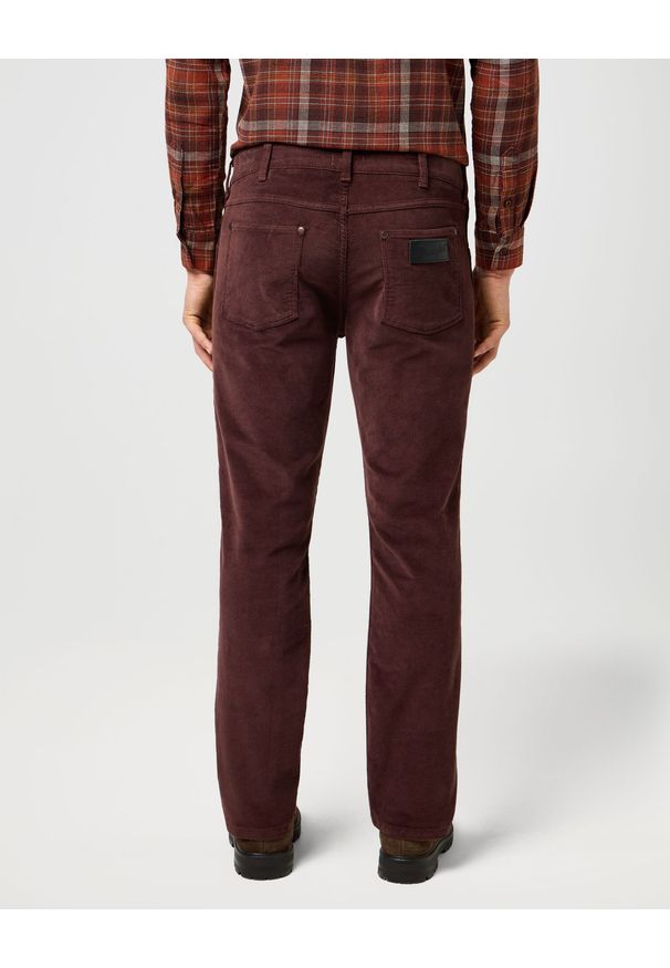 Wrangler - MESKIE SPODNIE SZTRUKSOWE WRANGLER GREENSBORO MAHOGANY 112370724. Materiał: sztruks