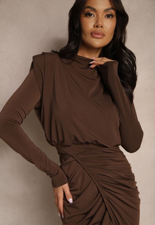 Renee - Brązowa Dopasowana Sukienka Koktajlowa Ozdobiona Marszczeniem Besini. Okazja: na studniówkę. Kolor: brązowy. Wzór: aplikacja. Styl: wizytowy