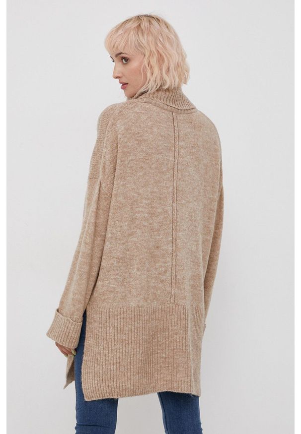 only - Only Sweter damski kolor beżowy z golfem. Typ kołnierza: golf. Kolor: beżowy. Materiał: dzianina. Długość rękawa: długi rękaw. Długość: długie. Wzór: ze splotem