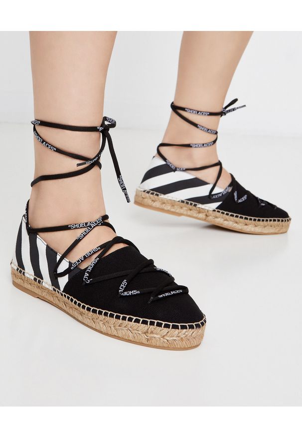 OFF-WHITE - Sznurowane espadryle. Okazja: na co dzień. Kolor: czarny. Materiał: jeans, bawełna, guma. Wzór: aplikacja. Styl: casual