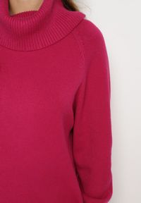 Born2be - Fuksjowy Golf z Wiskozą Zdobiony Wsuwanymi Kieszonkami Viaela. Okazja: na co dzień. Typ kołnierza: golf. Kolekcja: plus size. Kolor: różowy. Długość: długie. Wzór: aplikacja. Materiał: wiskoza. Długość rękawa: długi rękaw. Styl: elegancki, casual #7