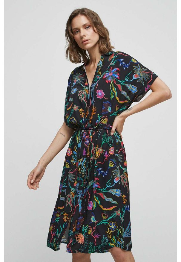 medicine - Medicine sukienka kolor czarny midi prosta. Kolor: czarny. Materiał: tkanina. Długość rękawa: krótki rękaw. Typ sukienki: proste. Długość: midi