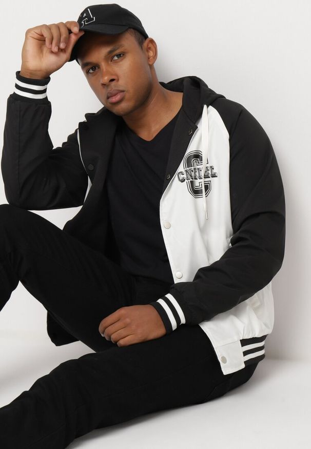 Born2be - Biało-Czarna Dwustronna Kurtka Bomberka z Kapturem Ozdobiona Paskami i Napisami Mevalora. Okazja: na co dzień. Typ kołnierza: kaptur. Kolor: biały. Materiał: jeans, skóra. Wzór: napisy, aplikacja. Styl: casual, klasyczny, elegancki