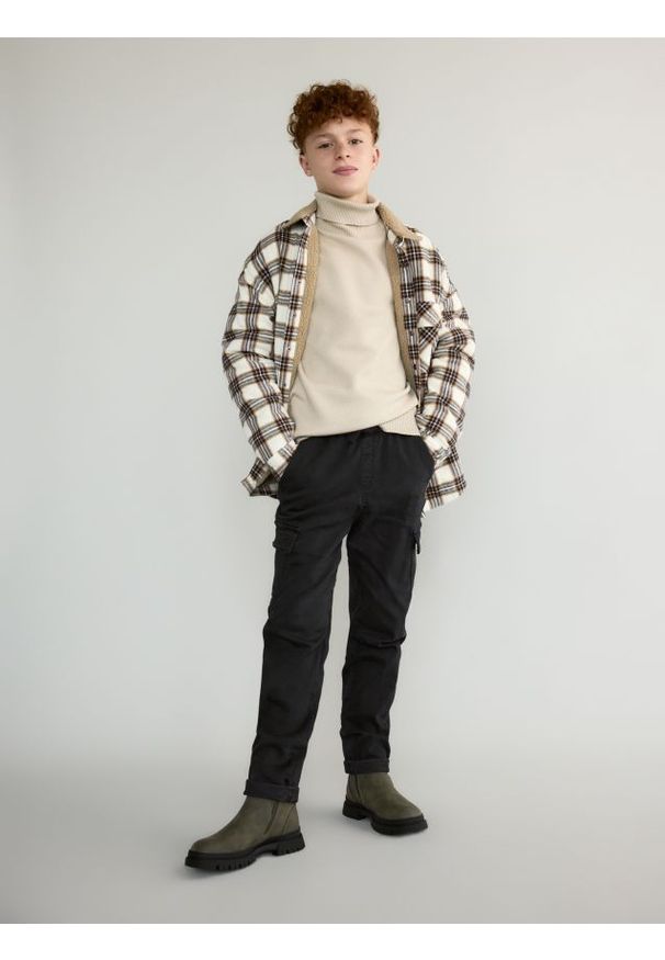 Reserved - Wysokoelastyczne spodnie cargo - czarny. Kolor: czarny. Materiał: tkanina, bawełna