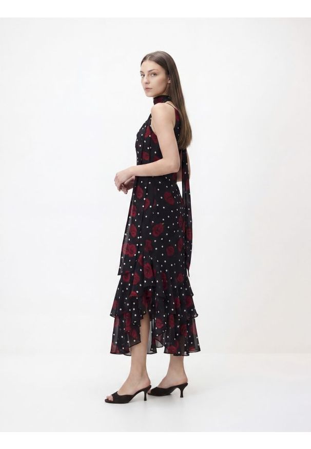 Reserved - Wzorzysta sukienka z szalem - czarny. Kolor: czarny. Materiał: tkanina. Typ sukienki: proste