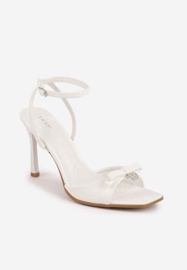 Renee - Białe Sandały VICES na Szpilce Zdobione Kokardą i Aplikacją z Cyrkoniami Sireilora. Zapięcie: pasek. Kolor: biały. Materiał: satyna. Wzór: aplikacja. Obcas: na szpilce. Styl: glamour