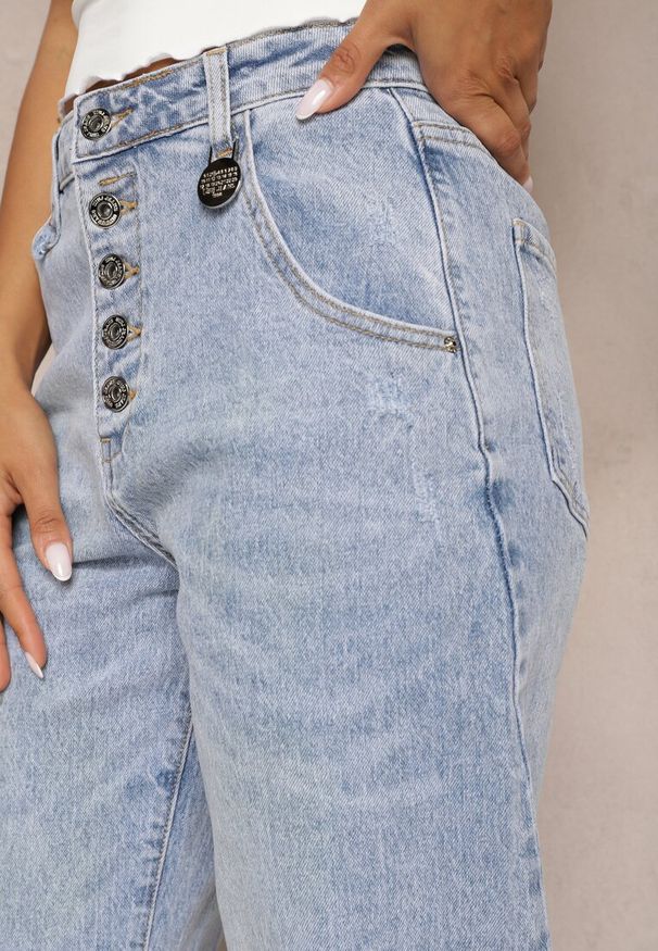 Renee - Jasnoniebieskie Jeansy z Bawełny Boyfriend Ozdobnie Przetarte Ivettesa. Okazja: na co dzień. Kolor: niebieski. Styl: casual