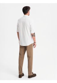 Ombre Clothing - Męskie spodnie chino REGULAR FIT z delikatną strukturą – ciemnobeżowe V2 - Rozmiar: L. Okazja: na co dzień. Kolor: beżowy. Materiał: tkanina, elastan, bawełna. Styl: klasyczny, casual #7