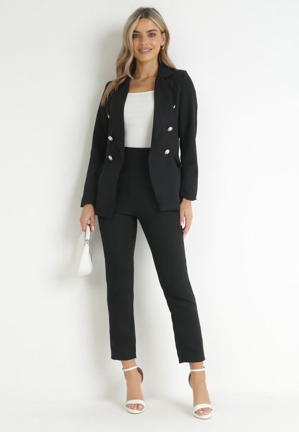 Born2be - Czarna Marynarka Dwurzędowa z Biżuteryjnymi Guzikami Teudosia. Okazja: na co dzień. Kolor: czarny. Materiał: jeans. Wzór: aplikacja. Styl: klasyczny, elegancki, casual
