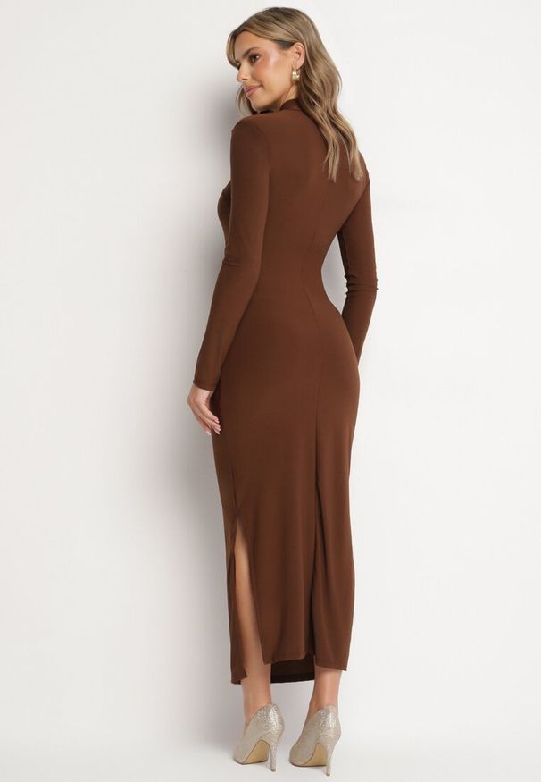 Born2be - Brązowa Dopasowana Sukienka z Półgolfem Trenem i Rozcięciem Miredi. Kolor: brązowy. Styl: elegancki