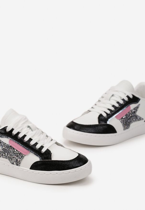 Renee - Biało-Czarne Sneakersy z Brokatowymi Wstawkami i Gwiazdką Reniva. Kolor: biały