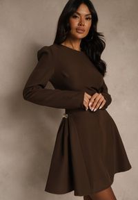 Renee - Brązowa Sukienka o Rozkloszowanym Kroju z Ozdobą z Boku Eleslia. Kolor: brązowy. Wzór: aplikacja. Styl: street #1