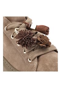 CheBello - Sneakersy damsie Chebello, cholewka ze skóry naturalnej o gładkim wykończeniu z metalowymi przelotkami i sznurowaniem oraz ozdobnymi chwostami, beżow. Okazja: na co dzień. Kolor: beżowy. Materiał: skóra. Szerokość cholewki: normalna. Wzór: gładki. Obcas: na platformie. Styl: casual #5