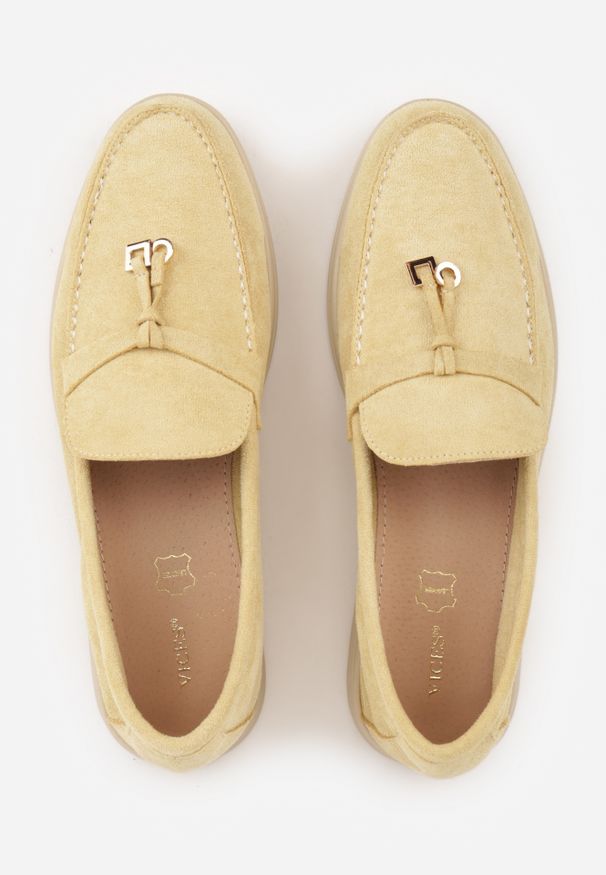 Renee - Żółte Mokasyny VICES Casualowe ze Skórzaną Wkładką i Metalowymi Ozdobami Dinsmore. Okazja: na co dzień. Nosek buta: okrągły. Kolor: żółty. Materiał: skóra. Wzór: aplikacja. Obcas: na obcasie. Styl: casual. Wysokość obcasa: niski