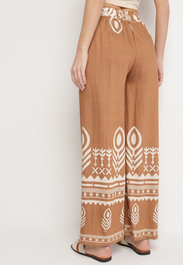 Born2be - Brązowe Wiskozowe Spodnie o Szerokim Kroju z Etnicznym Wzorem Mileldi. Okazja: na co dzień. Stan: podwyższony. Kolor: brązowy. Materiał: wiskoza. Styl: casual, elegancki